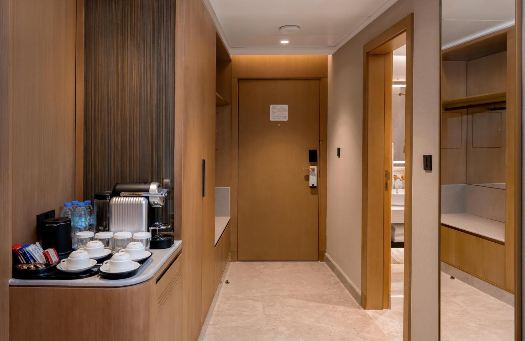 Deluxe King Suite Partial Kaaba View Living Room-VIP Lounge Access,1769516416:JPEG